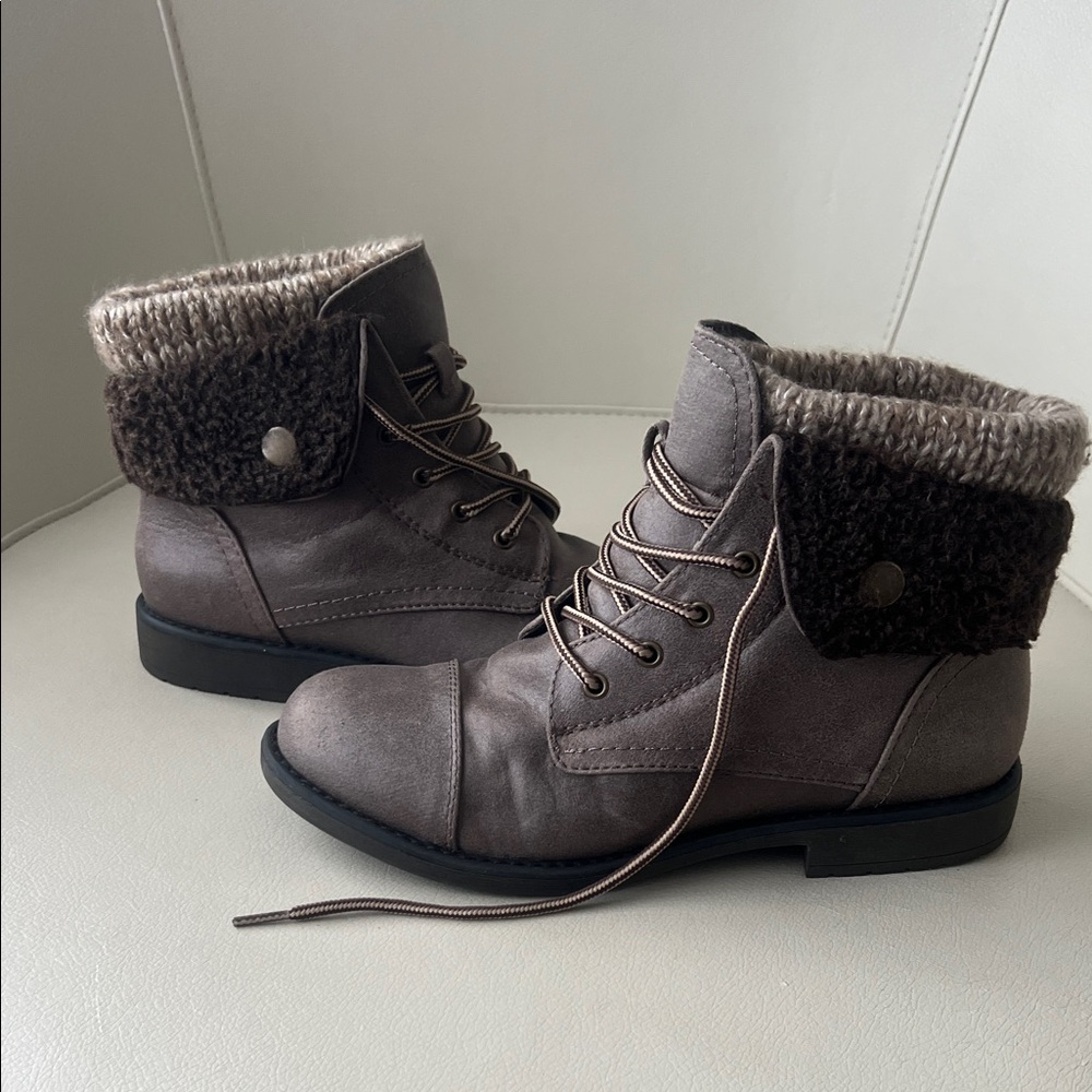 Cliffs
by WHITE MOUNTAIN , women’s boots with knitted on the top size 7.5